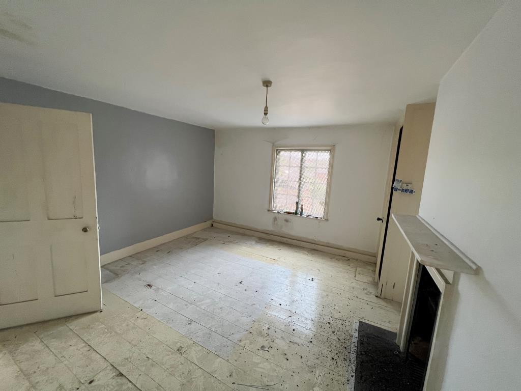 Lot: 48 - FORMER PUB WITH CONSENT FOR CONVERSION TO SIX DWELLINGS - Internal view of first floor room